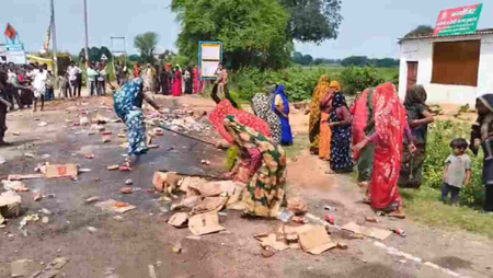 परेशान महिलाओं का फूटा गुस्सा: शराब दुकान में तोड़फोड़, 26 लोगों पर दर्ज की FIR