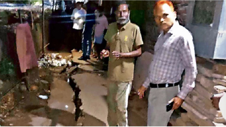आधी रात ग्वालियर में फटने लगी सड़क, चार मकानों तक पहुंचीं दरारें दहशत में आए परिवार