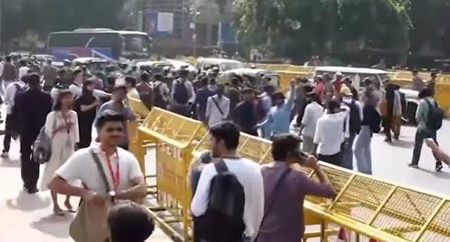 दिल्ली: ममता बनर्जी समेत 3 पूर्व मुख्यमंत्री हिरासत में, जंतर-मंतर जा रहे प्रदर्शकारियों ने तोड़े बैरिकेड