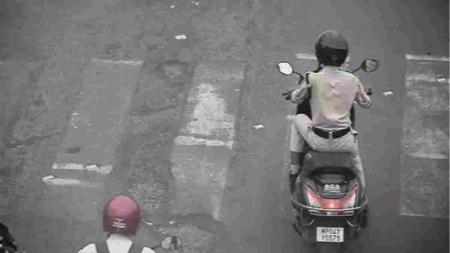चोरी की स्कूटी चला रही थी पुलिस! रेड सिग्नल जंप करते ही फोटो में कैद हुई लेडी कॉन्स्टेबल, ई-चालान देख हैरान हुई मालिक