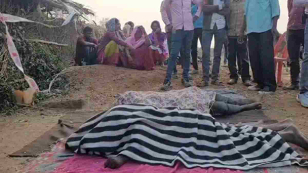 ट्रिपल मर्डर से सनसनी: बेटे ने मां-बाप और भाई की लाठी-रॉड से पीट-पीटकर की हत्या, शवों के बीच गुजारी रात