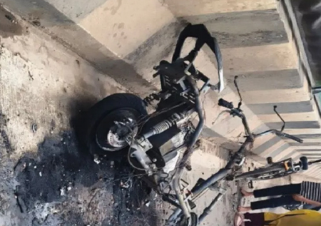 चलती इलेक्ट्रिक स्कूटी में जोरदार धमाका, सड़क पर बन गई आग का गोला