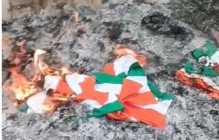 राष्ट्रीय ध्वज जलाने पर 2 निगम कर्मचारी गिरफ्तार, Video Viral होने पर मचा था बवाल
