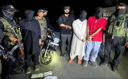 शोपियां जिले में हिजबुल के पोस्टर और ग्रेनेड सहित 3 आरोपी गिरफ्तार, पुलवामा में भी 2 सहयोगी पकड़ाए