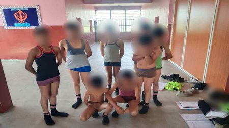 होमवर्क न करने पर बच्चों को किया अर्धनग्न: स्कूल पर 1 लाख का जुर्माना, दोषी प्रिंसिपल, गार्ड और ड्राइवर बर्खास्त