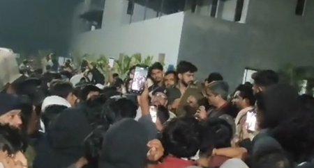 VIT कॉलेज में छात्रों का हंगामा, बस फूंकी, कई मांगो पर 4000 छात्र इकट्ठा हुए