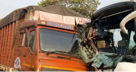 भीषण सड़क हादसा, बस और ट्रक के बीच टक्कर, 10 की मौत, 26 से ज्यादा घायल