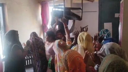 महिलाओं पर बरसीं कुर्सियां, वीडियो वायरल होने के बाद 5 बिजली कर्मचारियों पर FIR