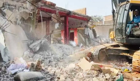 सीएम हेल्पलाइन पर शिकायत के बाद बीजेपी नेता का कॉम्प्लेक्स ढहाया