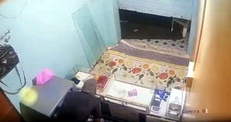 चोरी की बड़ी वारदात, ज्वेलर्स की दुकान से सोना-चांदी और नकदी लेकर फरार हुए चोर, घटना CCTV में कैद