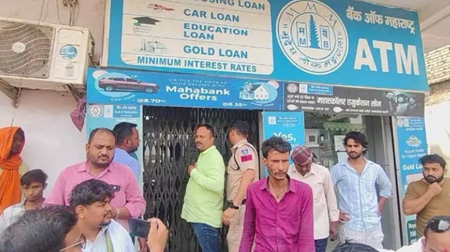 बैंक डकैती : 20 मिनट में फायरिंग कर पांच बदमाशों ने लूट लिए 35 लाख, मैनेजर से की मारपीट