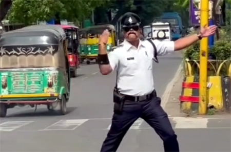 इंदौर के डांसिंग कॉप रंजीत सिंह का डिमोशन, प्रधान आरक्षक से बनाए गए सिपाही