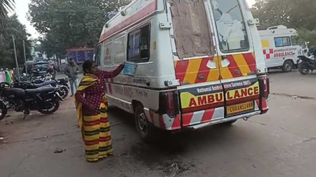 शर्मनाक तस्वीरः सड़क हादसे में घायल की पत्नी से एंबुलेंस धुलवाने का वीडियो वायरल