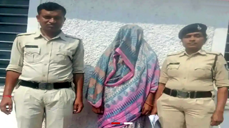 बाथरूम में मौत की कहानी निकली झूठी, पति की हत्या के आरोप में पत्नी गिरफ्तार