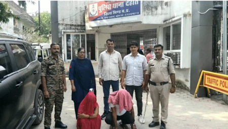 महिला ने बुजुर्ग को जाल में फंसाकर बनाया अश्लील वीडियो, महिला सहित दो गिरफ्तार