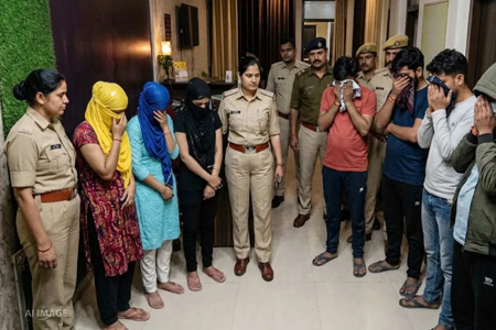 द बेस्ट स्पा सेंटर पर रेड, दिल्ली-इंदौर की 3 लड़कियां और 5 लड़के पकड़े गए