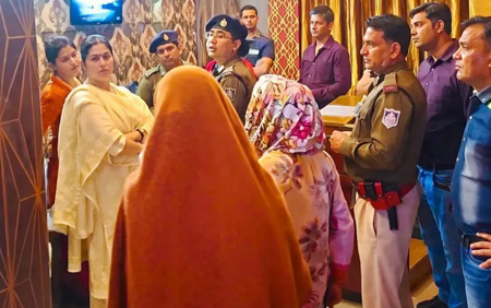 स्पा सेंटर से पकड़ाईं थाईलैंड की लड़कियां, आपत्तिजनक हालत में मिले युवक