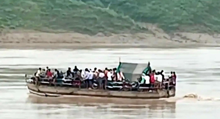 चंबल नदी के बीच धार में खराब हुआ स्टीमर, बहाव के साथ बहा कई किलोमीटर; करीब 100 यात्री थे सवार
