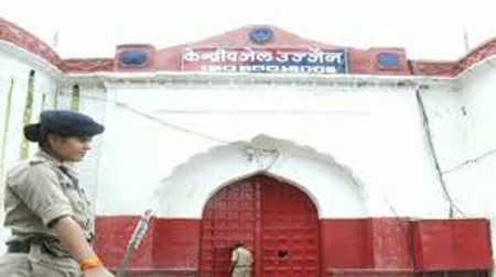 रेप और हत्या मामले के 3 कैदी सीढ़ी लगाकर जेल भागे, मचा हड़कंप, तलाश जारी
