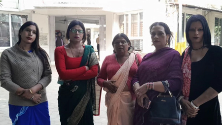 किन्नरों के दो गुट आपस में भिड़े; फायरिंग का आरोप, थाने में जोरदार हंगामा