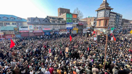 खामेनेई की मौत पर कश्मीर में लाल चौक पर प्रदर्शन, लोगों ने अमेरिका के खिलाफ जमकर नारेबाजी की