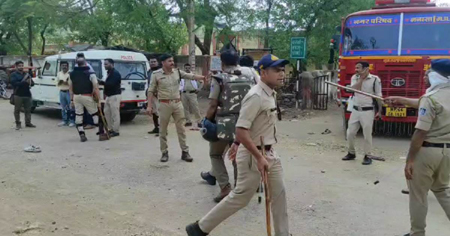 छेड़छाड़ पर बवाल: ग्रामीणों ने पुलिस पर किया पथराव, लाठीचार्ज और आंसू गैस के गोले छोड़े