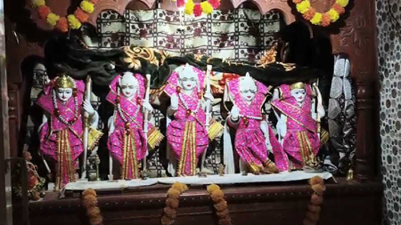 चोरों के भी अपने उसूल ...पहले भगवान को प्रणाम किया फिर मुकुट सहित अन्य सामान पर हाथ साफ...