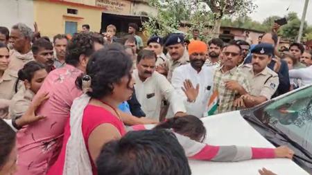 गुस्साए ग्रामीणों ने मंत्री को घेराः कार से उतरने नहीं दिए, लगाए गो बैक के नारे