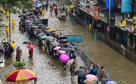 मुंबई में बारिश का कहर: स्कूल-कॉलेज बंद, 20 ट्रेनें रद्द, 17 फ्लाइट कैंसिल; महाराष्ट्र में रेड अलर्ट