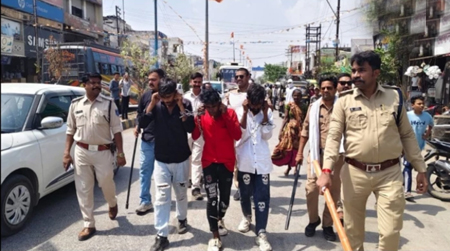 यात्रियों से भरी दो बसों सहित कई वाहनों पर पथराव, पुलिस ने 7 को दबोचा, 3 का निकाला जुलूस