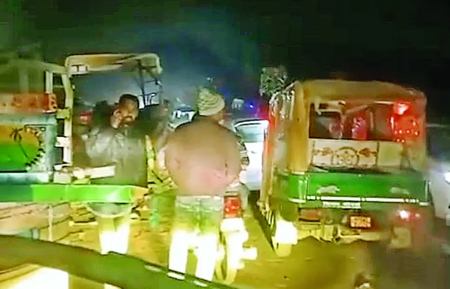 श्रद्धालुओं से भरी पिकअप की ट्रैक्टर से भिड़ंत, 5 की मौत और 18 घायल