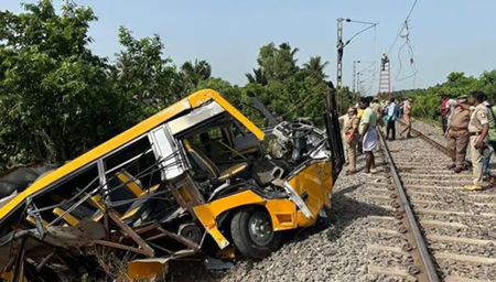 रेलवे क्रॉसिंग पर ट्रेन से टकराई बच्चों से भरी स्कूल वैन, दो बच्चों की दर्दनाक मौत, कई की हालत गंभीर