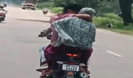 चलती बाइक पर रंगरलियां: सरेराह रोमांस करते नजर आया प्रेमी जोड़ा, VIDEO वायरल