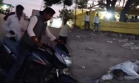बाइक से बांधकर समधी ने बुजुर्ग को घसीटा, लोग चिल्लाए-‘अरे, मर जाएगा’