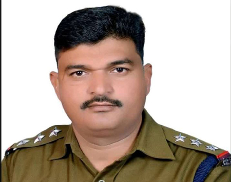 थाना प्रभारी सस्पेंडः जन्मदिन मनाने के वीडियो में चोरी के आरोपी के कंधे पर बैठे आए थे नजर