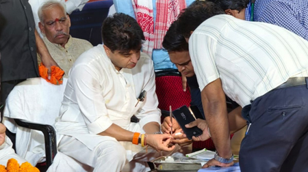 घायल हुए केंद्रीय मंत्री ज्योतिरादित्य सिंधिया, अभिवादन के दौरान मधुमक्खी ने मारा डंक