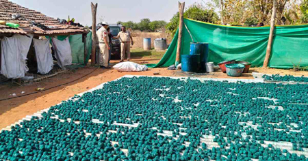 बम-बारूद जब्त: घने जंगल में संचालित हो रही थी पटाखा फैक्ट्री, कई मजदूर मिले