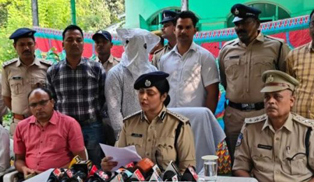 ट्रेनों में डकैती और लूट करने वाला ‘थानेदार’ हुआ गिरफ्तार