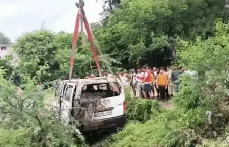 तेज बारिश के बीच नाले में बही वैन, 9 की मौत, डूबने वालों में 3 बच्चे भी